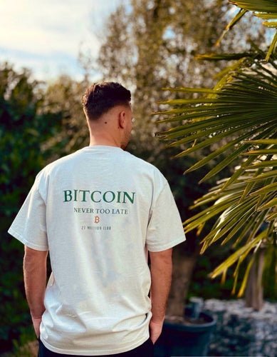 21 Million Club T-Shirt mit Bitcoin-Design und dem Slogan „Never Too Late“. Perfekt für Bitcoin-Fans