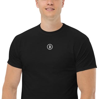 Mann trägt Bitcoin T-Shirt als Statement für finanzielle Freiheit