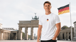 Junger Mann trägt Bitcoin Deutschland T-Shirt vor dem Brandenburger Tor
