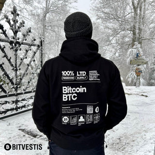 Mann mit einem Bitcoin Rückenprint Hoodie liest Nachrichten über Bitcoin und die US-Krypto-Politik unter Trump