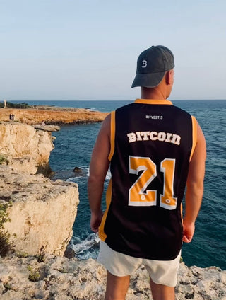Alle Bitcoin Produkte von BITVESTIS mit Bitcoin 21 Trikot, Cap und cleanem Bitcoin-Look am Meer.
