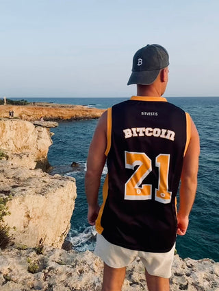 Alle Bitcoin Produkte von BITVESTIS mit Bitcoin Trikot, Cap und cleanem Bitcoin-Look am Meer.