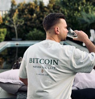 Oversized Bitcoin Shirt in Faded Bone mit Backprint ‚Never Too Late‘ – 21M Club Style von BITVESTIS