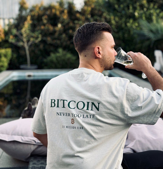 Oversized Bitcoin Shirt in Faded Bone mit Backprint ‚Never Too Late‘ – 21M Club Style von BITVESTIS