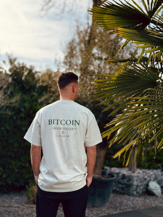 21M Club Oversized T-Shirt mit Rückenprint ‚Bitcoin Never Too Late‘ – perfektes Bitcoin Shirt für Krypto-Enthusiasten