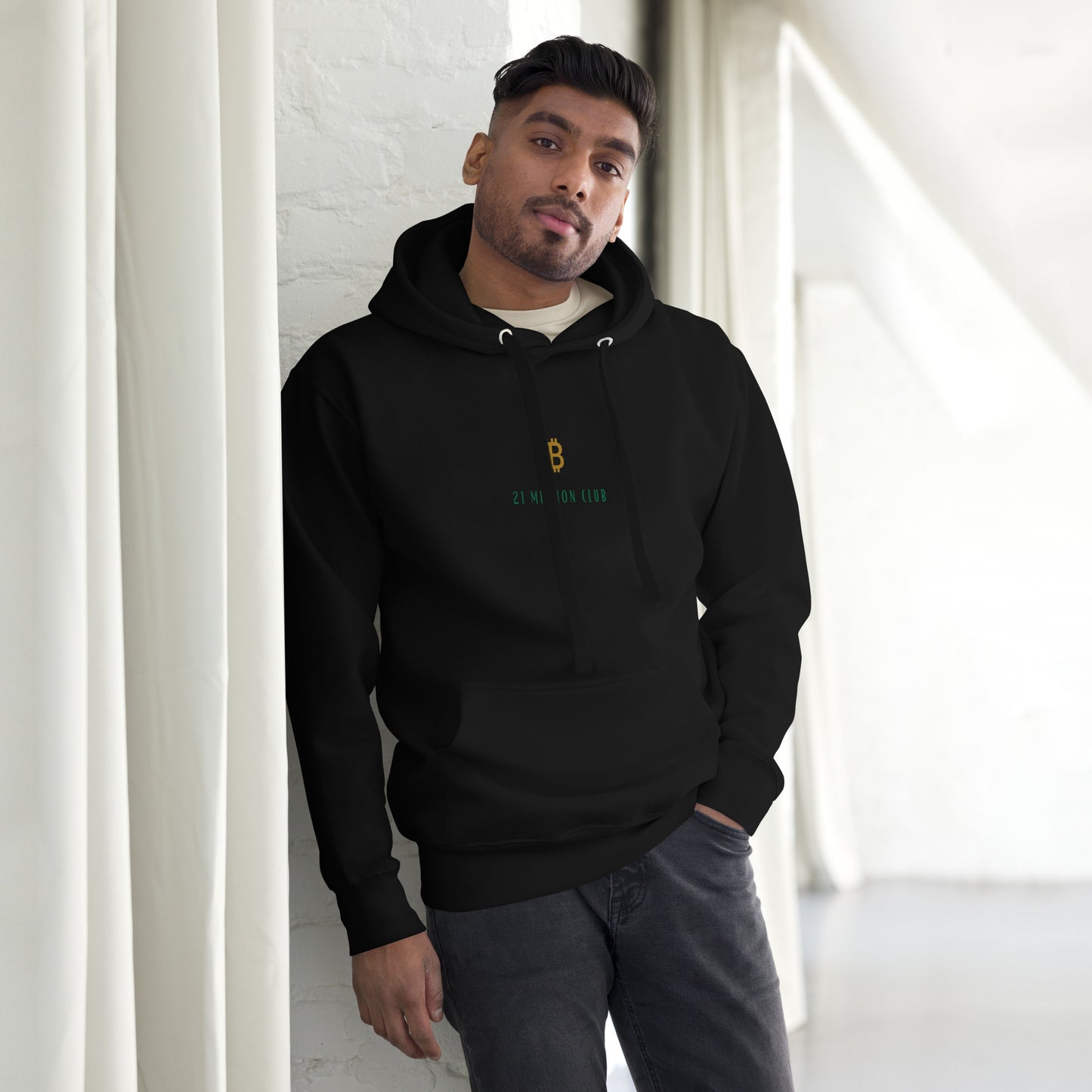Product mockup 21 Million Club Bitcoin Hoodie in Schwarz – Der perfekte Hoodie mit goldenen Bitcoin-Logo und komfortabler Beuteltasche für jeden Anlass.