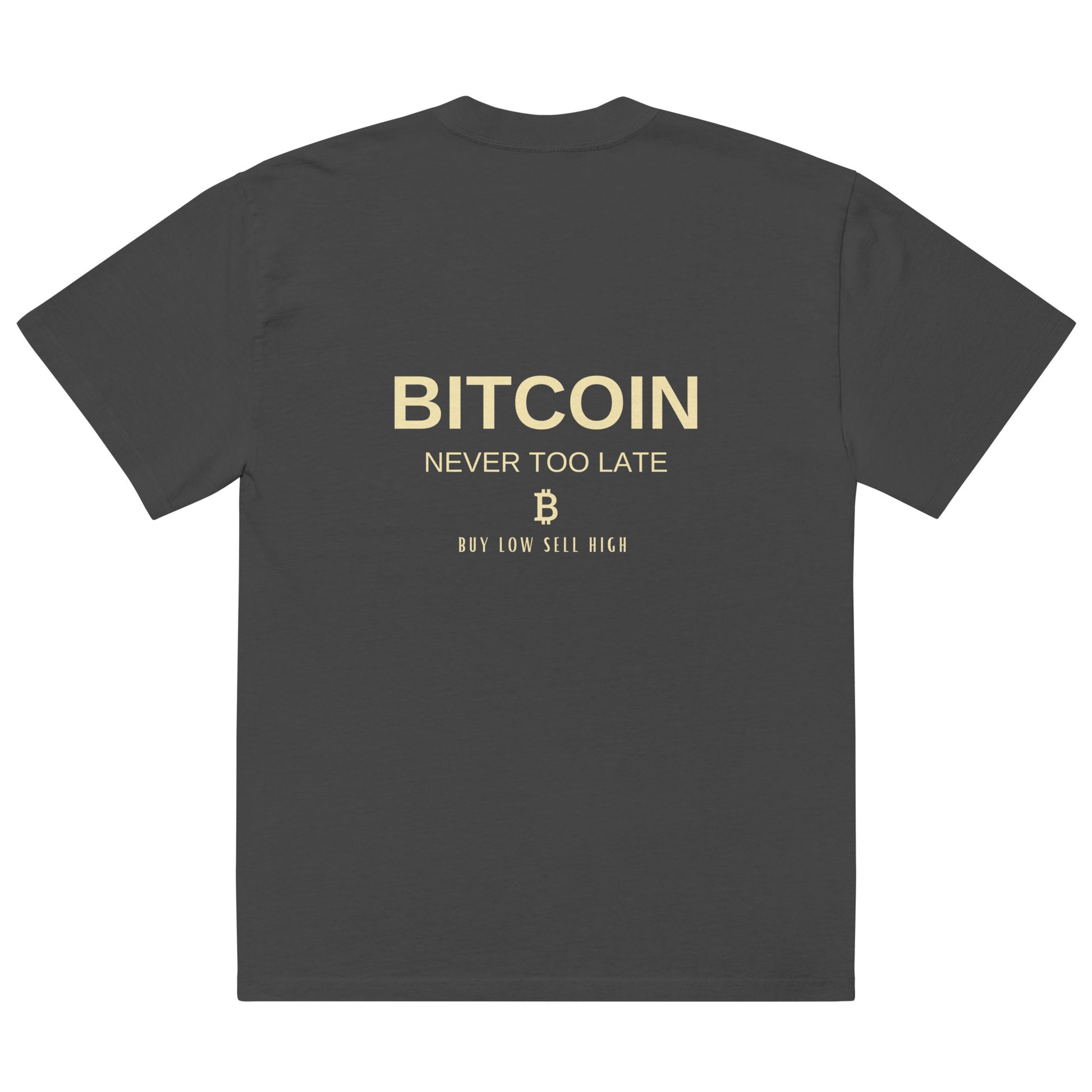 Product mockup-BUY LOW SELL HIGH OVERSIZED T-Shirt – Komfort und Krypto-Style vereint.