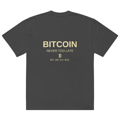 Product mockup-BUY LOW SELL HIGH OVERSIZED T-Shirt – Komfort und Krypto-Style vereint.