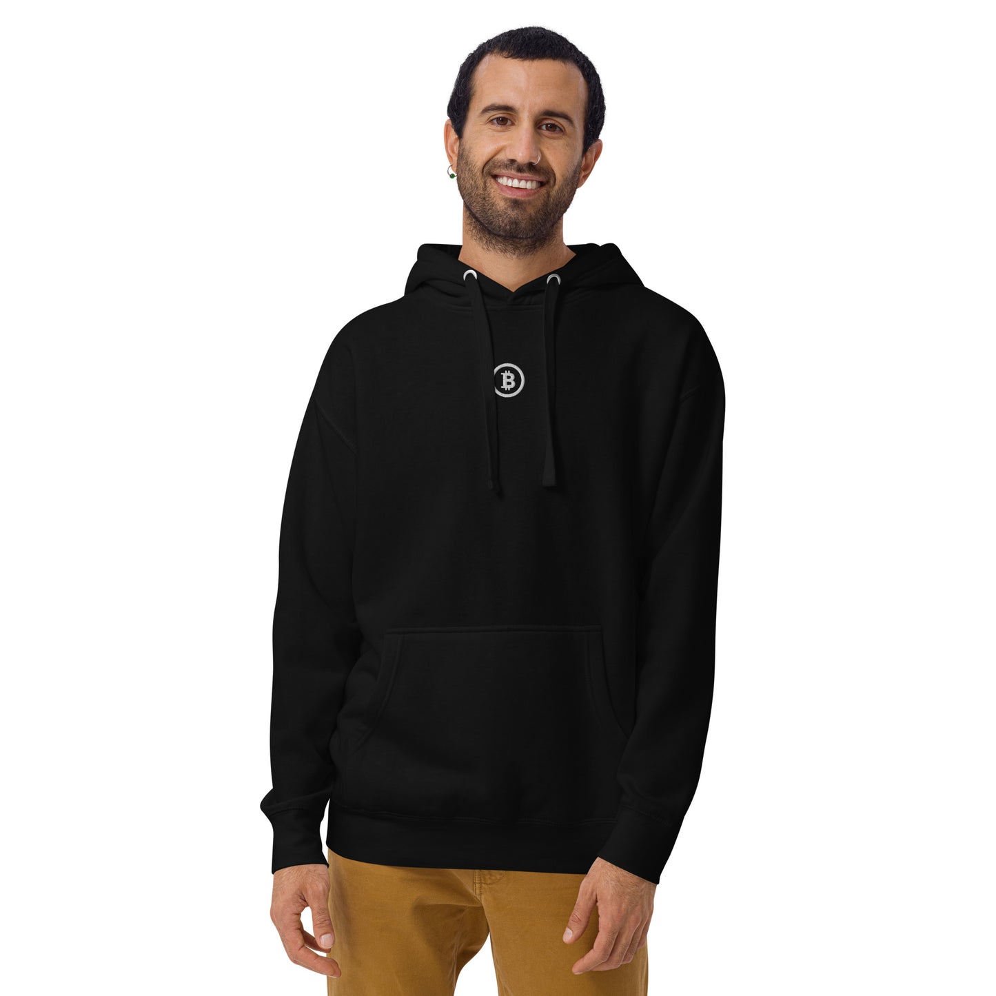 Bitcoin Hoodie in Schwarz getragen – dezentes Bitcoin Sticklogo vorne auf der Brust