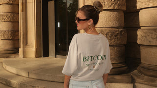 Bitcoin Oberteil mit einem rückenprint was eine schöne Frau zeigt 