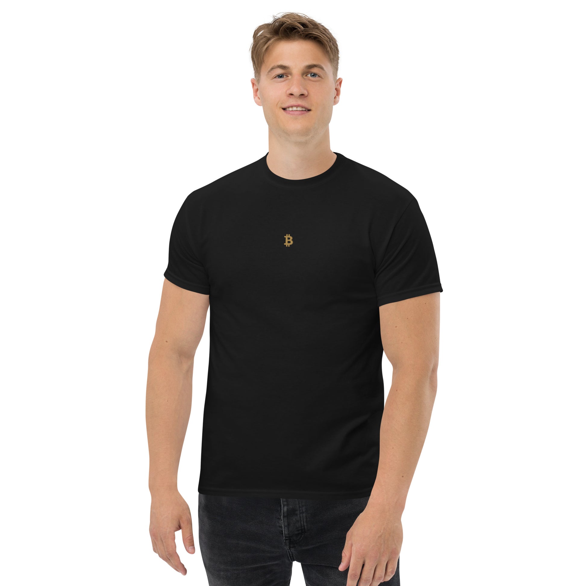 PREMIUM ₿ GOLD STICK T-Shirt in Schwarz – hochwertiges Baumwoll-T-Shirt mit dezentem Bitcoin-Logo in Gold auf der Brust.