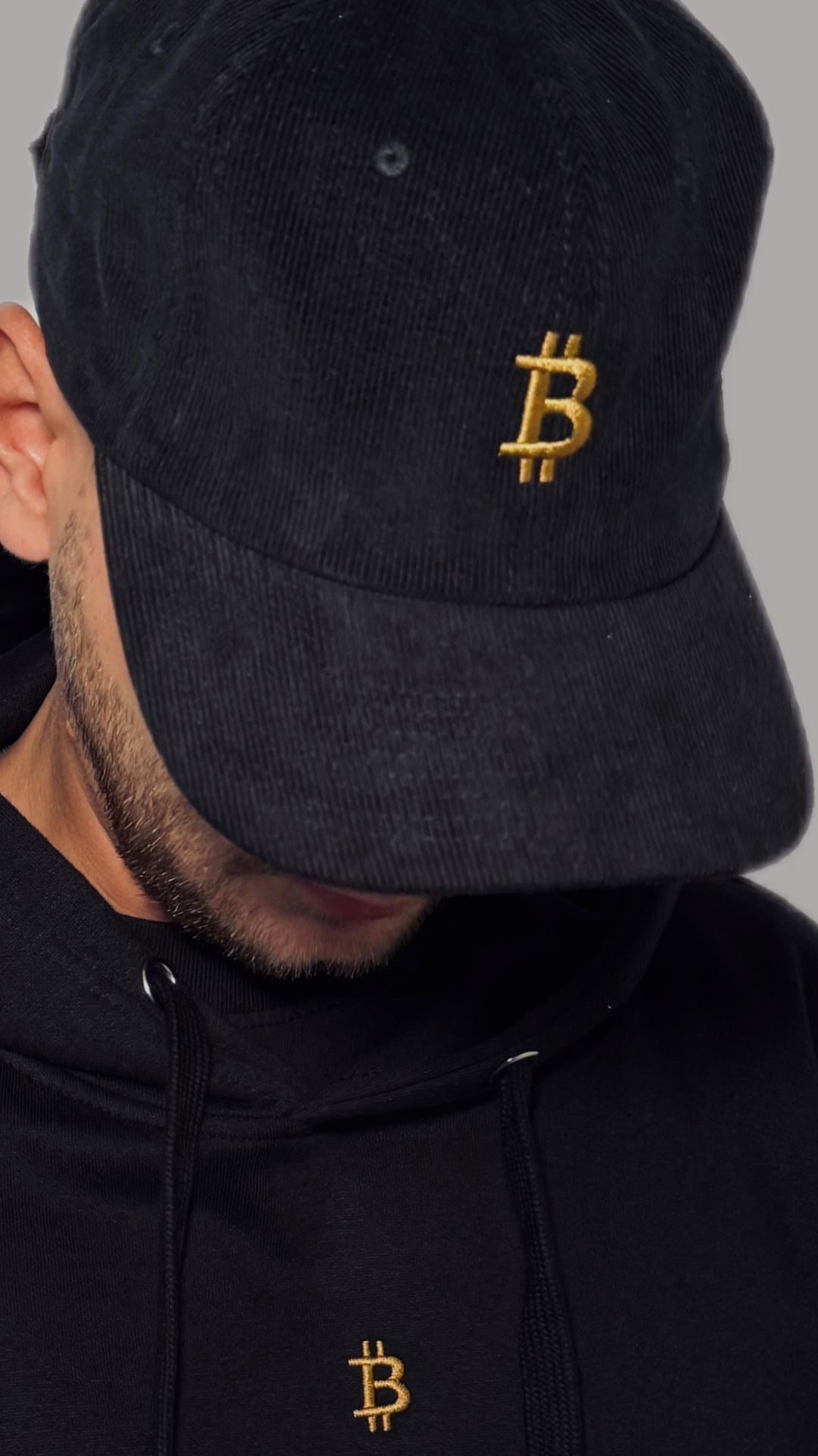 Premium Bitcoin Hoodie in Schwarz mit gesticktem Bitcoin ₿-Logo auf der Vorderseite 1a.