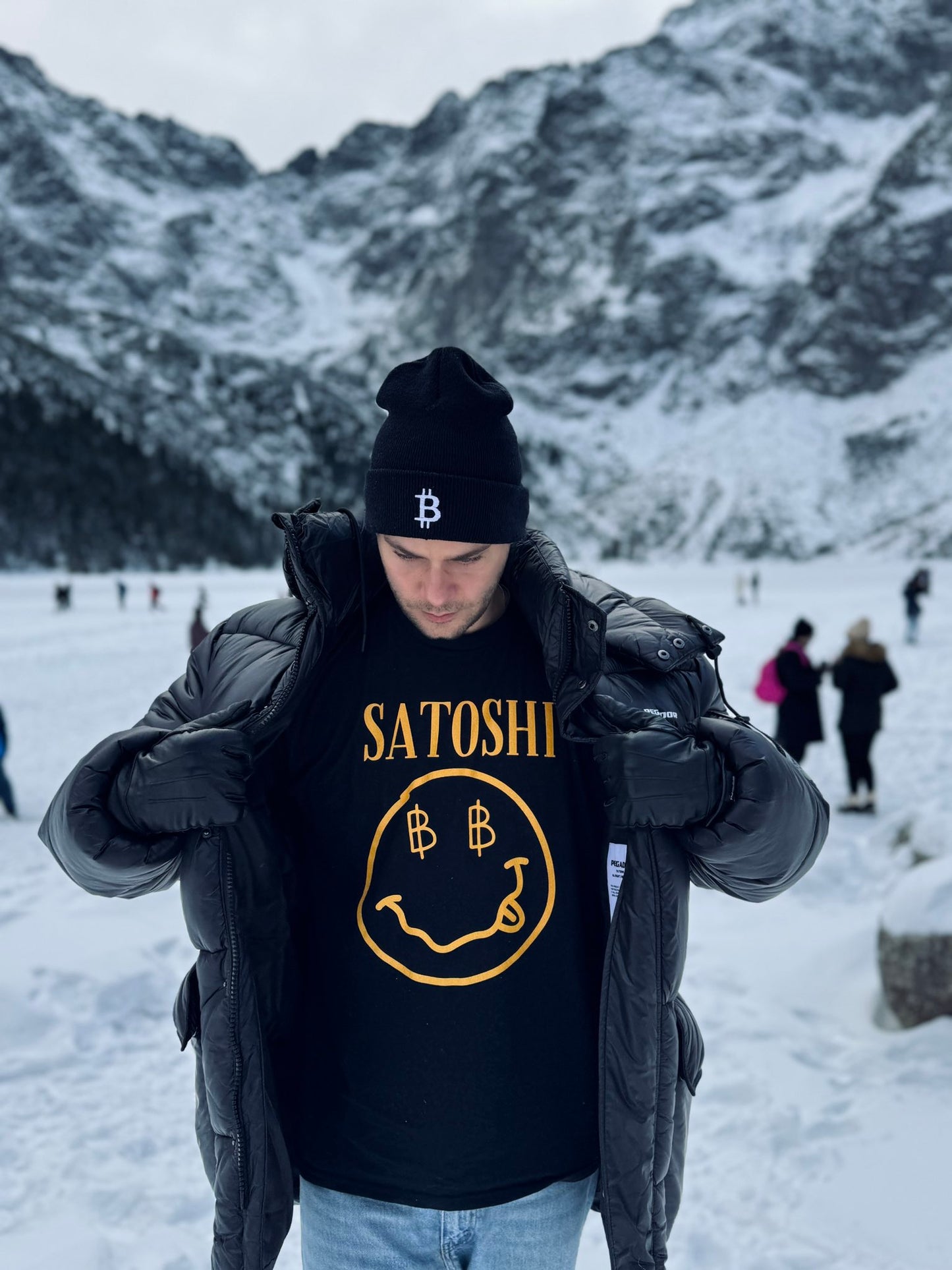 Satoshi T-Shirt in Schwarz – hochwertiges Baumwoll-T-Shirt mit Bitcoin "Satoshi"-Print, inspiriert von Jack Dorseys Super Bowl Look, ideal für Streetwear-Fans und Krypto-Enthusiasten.