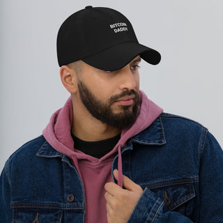 Schwarze Bitcoin Daddy Cap von BITVESTIS mit gesticktem Schriftzug – cleane Bitcoin Cap für Bitcoin Fans.