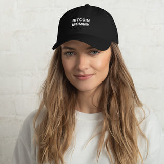 Schwarze Bitcoin Mommy Cap von BITVESTIS mit gesticktem Schriftzug – cleane Bitcoin Cap für Bitcoin Fans.