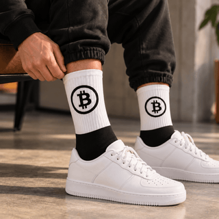 Bitcoin Socken von BITVESTIS getragen mit weißen Sneakern im urbanen Streetwear-Look