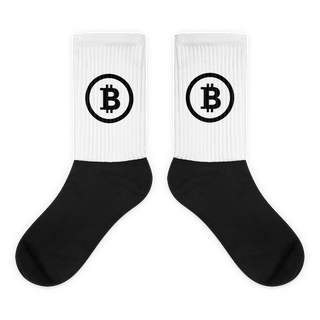 Bitcoin Socken von BITVESTIS mit schwarzem Fußbereich und schwarzem Bitcoin Logo auf weißem Schaft duo