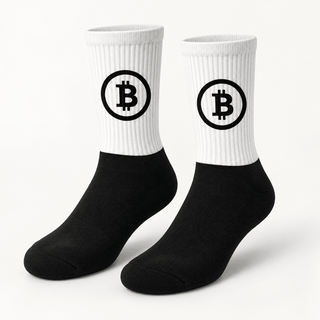 Bitcoin Socken von BITVESTIS mit schwarzem Fußbereich und schwarzem Bitcoin Logo auf weißem Schaft