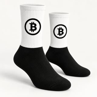 Bitcoin Socken von BITVESTIS mit schwarzem Fußbereich und schwarzem Bitcoin Logo auf weißem Schaft rechts
