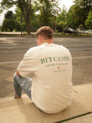 Bitcoin Club T-Shirt mit Rückenprint "Bitcoin Never Too Late" – perfektes Bitcoin T-Shirt für btc fans.