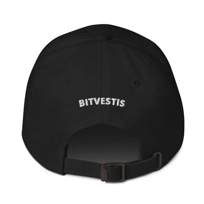 Product mockup-Stylische Bitcoin Dad-Cap für ein modernes und lässiges Outfit.
