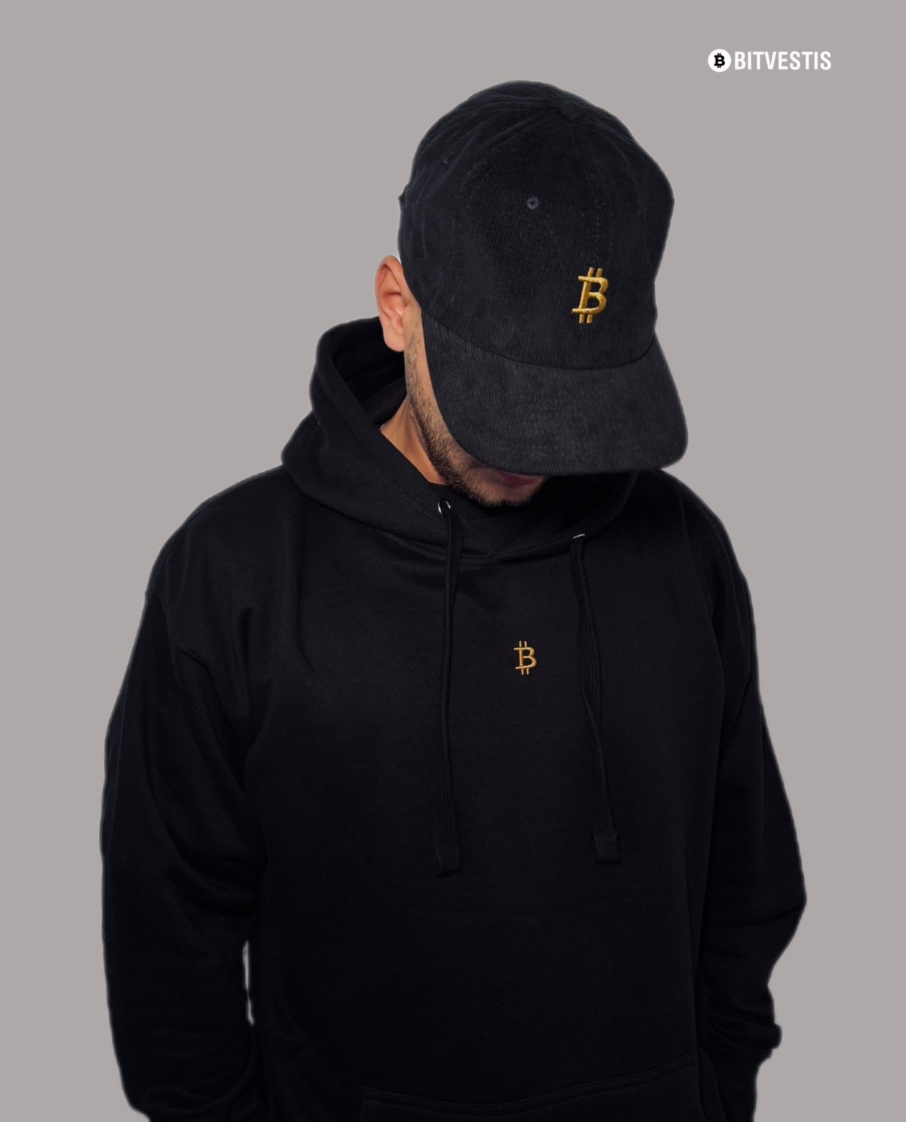 Premium Bitcoin Hoodie in Schwarz mit gesticktem Bitcoin ₿-Logo auf der Vorderseite.
