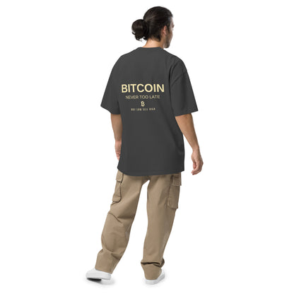 Product mockup-Hochwertiges T-Shirt aus Baumwolle – für Krypto-Fans und Streetwear-Liebhaber.
