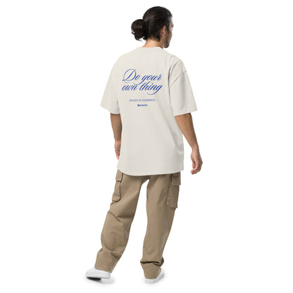 Stylishes Design des INVEST IN YOURSELF OVERSIZED T-SHIRTS – Ein Statement für die Zukunft der Kryptowährung.