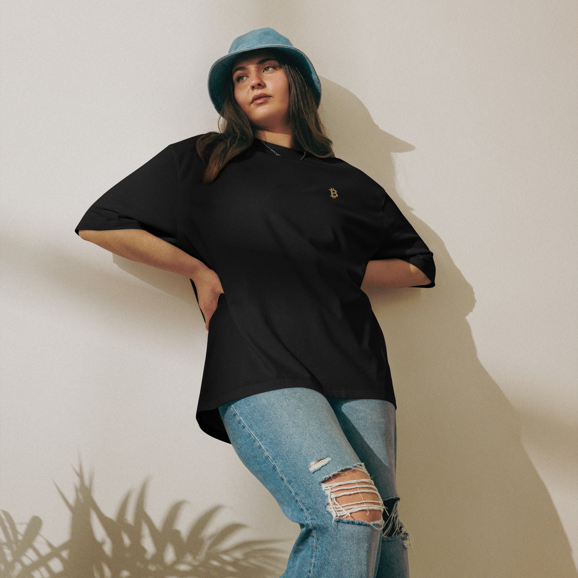 Product mockup-Bequeme Passform und cooles Design – das perfekte T-Shirt für Krypto-Fans und Streetwear-Liebhaber.