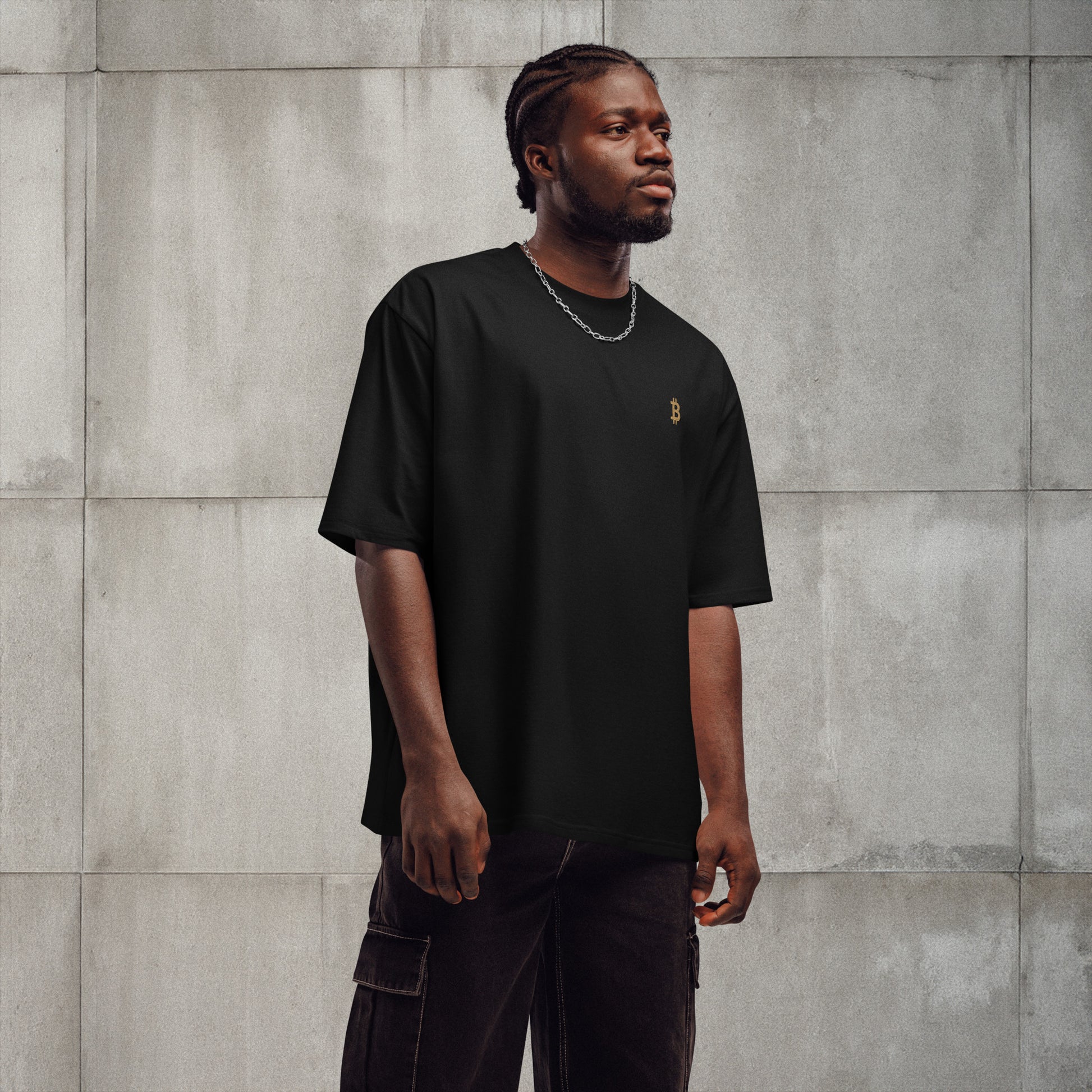 Stylisches Oversized T-Shirt aus 100% Baumwolle mit hochwertigem Bitcoin-Logo in Gold.
