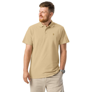 Premium Bitcoin Poloshirt mit Gold Stick in Sand von BITVESTIS