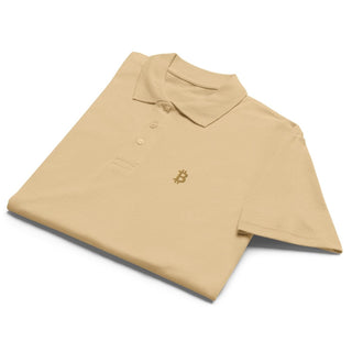 Premium Bitcoin Poloshirt mit Gold Stick in Sand von BITVESTIS