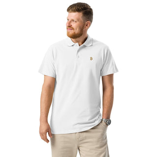 Premium Bitcoin Poloshirt mit Gold Stick in weiss mit Model von BITVESTIS