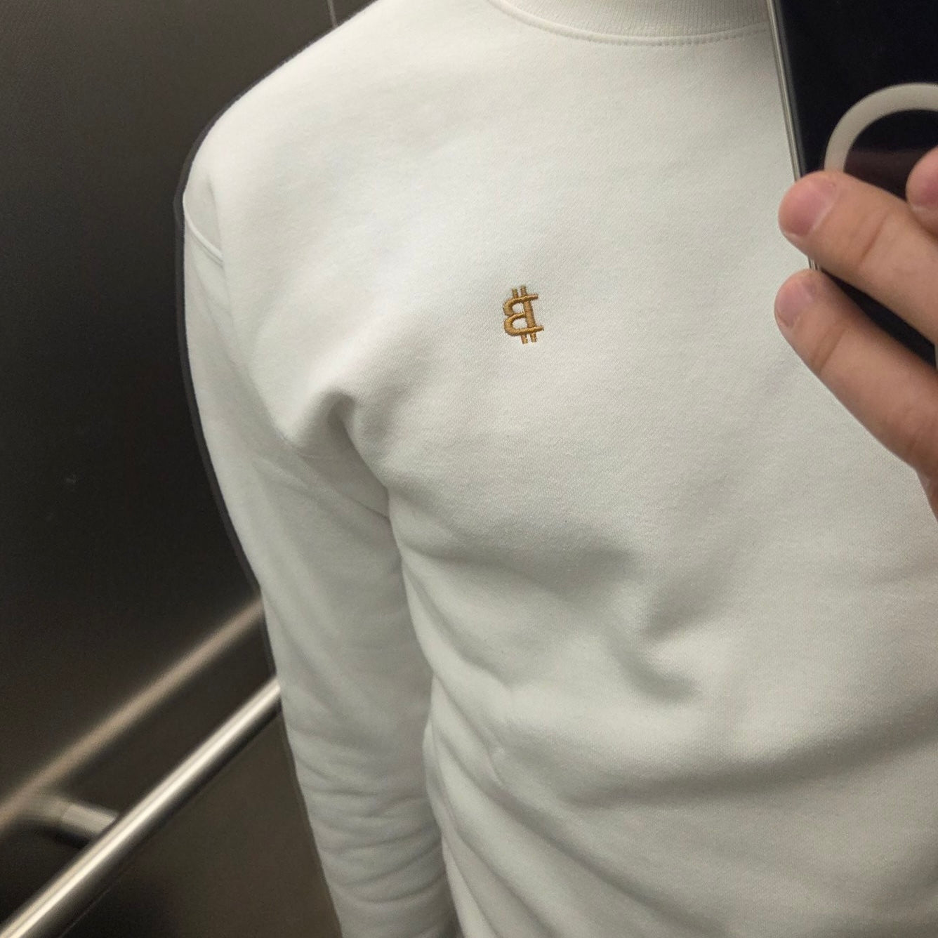 Weißer Bitcoin-Sweater mit dezentem ₿-Logo auf der Brust