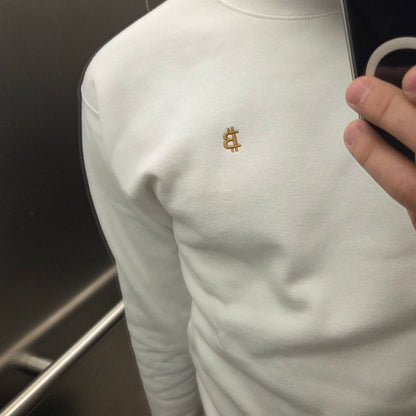 Weißer Bitcoin-Sweater mit dezentem ₿-Logo auf der Brust